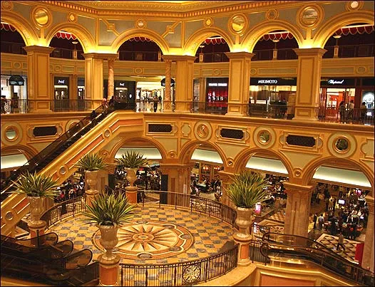 澳门赌场大堂夜景